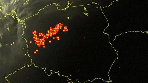 Dwie strefy burz nad Polską ok. godz. 21.15 - wyładowania atmosferyczne zaznaczone są plusami