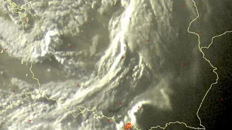 Wyładowania atmosferyczne oznaczono plusami (sat24.com)