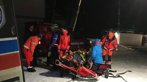 Bez latarek schodzili ze Śnieżki, zjeżdżali z góry na materacach. Ratownicy pomagają turystom