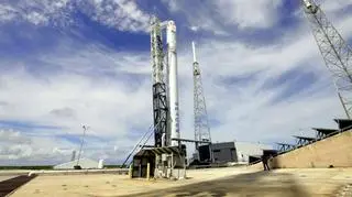 Start rakiety Falcon 9 z Dragonem i satelitą na pokładzie