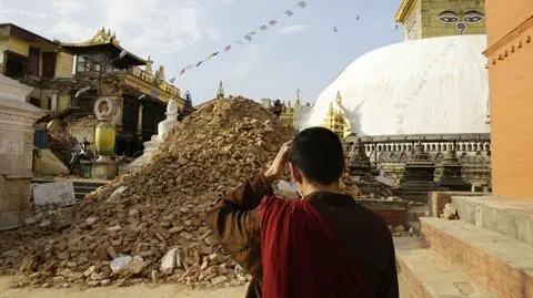 3,2 tys. osób zginęło, a 6,5 tys. jest rannych. Bilans trzęsienia w Nepalu rośnie