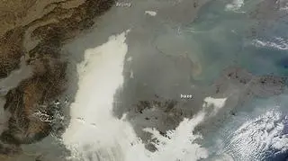 Smog nad Pekinem, który został zaobserwowany przez satelitę Terra