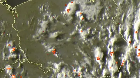 Plusami zaznaczono miejsca występowania burz