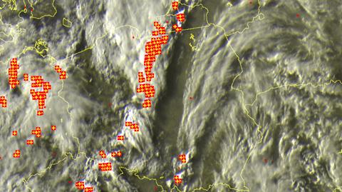 Wyładowania atmosferyczne zaznaczone są plusami