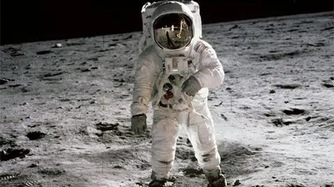 Skafandry noszone przez astronautów misji Apollo zostały zaprojektowane w taki sposób, by jak najlepiej podtrzymywać życie, a nie zoptymalizować mobilność