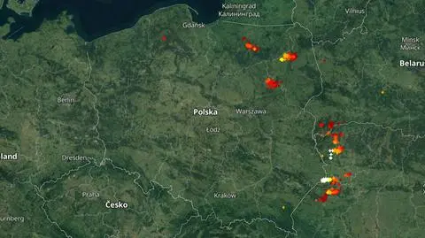 Wyładowania atmosferyczne oznaczono plusami