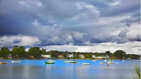 Deszczowe i burzowe chmury nad polskimi kurortami