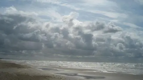 Bałtyckie plaże puste, bo mokre i zimne