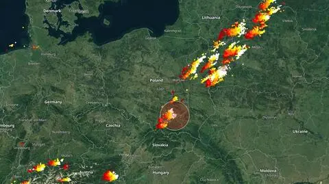 Wyładowania atmosferyczne oznaczono plusami