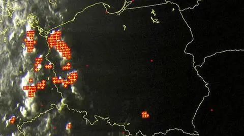 Wyładowania (oznaczone plusami) nad terytorium Polski o godz. 19.25
