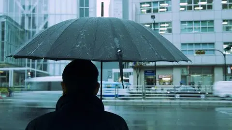 Mieszkańcom północnej części kraju z pewnością przydadzą się dziś parasole