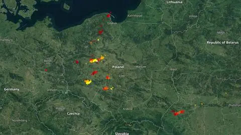 Wyładowania atmosferyczne oznaczono plusami
