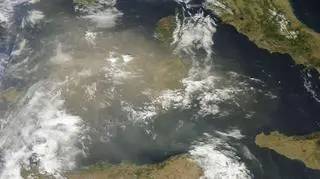 Sardynia i Korsyka spowite w kurzu