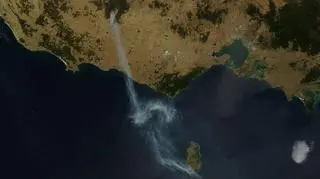 Dym z poniedziałkowego pożaru zawędrował nad wody oceanu