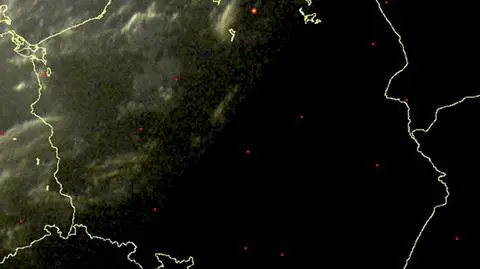 Wyładowania atmosferyczne w Polsce (oznaczone plusami) z godz. 21.30