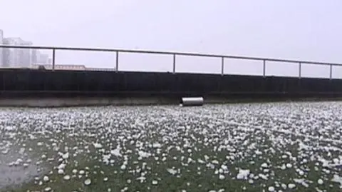 Pekin ostrzelany przez grad, na południu Chin zabijały pioruny