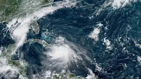 Burze tropikalne Marco i Laura na zdjęciu satelitarnym (NOAA)