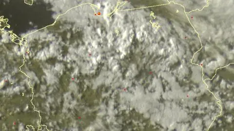 Wyładowania atmosferyczne oznaczono plusami