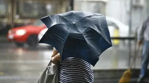 Synoptyk TVN Meteo ostrzega, że podczas burz może silnie powiać