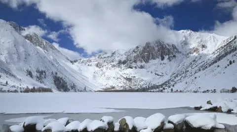 Wysokie opady śniegu w górach Sierra Nevada spowodowane są dopływem wilgotnego powietrza znad Pacyfiku