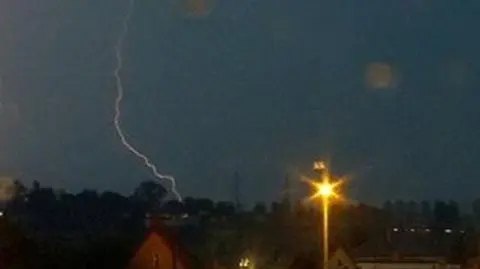 Festiwal piorunów na Pomorzu. Zalane ulice w Szczecinie