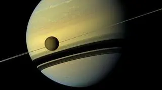 Saturn i jego księżyc Tytan 