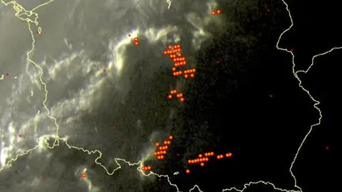 Wyładowania atmosferyczne oznaczono plusami (sat24.com)