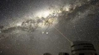 Laser obserwatorium ESO wskazuje centrum Drogi Mlecznej