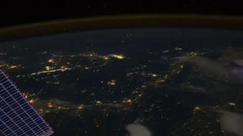 Czerwony rozbłysk "duszka" zarejestrowany z pokładu ISS 30 kwietnia 2012 r.