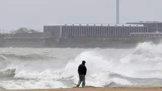 Potężne fale na wybrzeżu