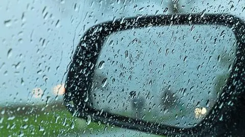 W całym kraju kierowcy muszą się liczyć z deszczem