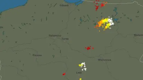 Wyładowania atmosferyczne oznaczono plusami