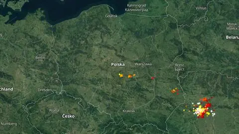 Wyładowania atmosferyczne oznaczono plusami