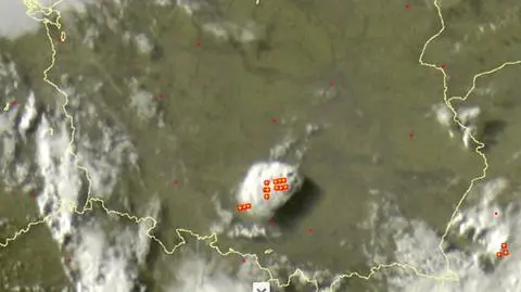 Wyładowania atmosferyczne oznaczono plusami