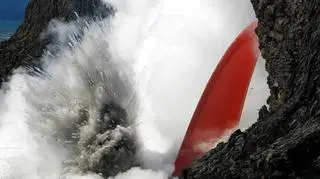 Lawa wpływa do oceanu