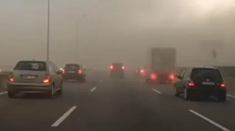 Szkwał na A2. Wichura wzbiła w powietrze "tony piachu"