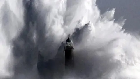 Wiatr wzbija fale na gigantyczne wysokości. Alert pogodowy w 14 prowincjach Hiszpanii