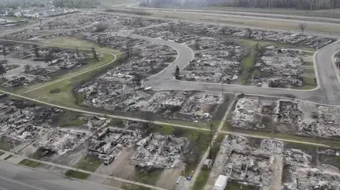 Z Fort McMurray zostały zgliszcza. Pył z pożaru dotarł do Europy