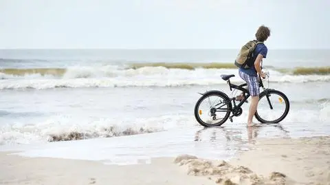 Za zimno, za mokro i za wietrznie by rowerem przemierzać bałtyckie plaże