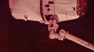 Dragon przy ISS o godz. 15.40