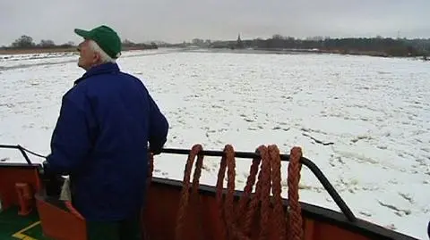 Lód stoi od Bielinka po Jez. Dąbie. Lodołamacze w akcji