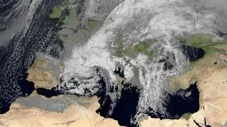 Na zdjęciu z godz. 12.00 w środę widać niż Heike