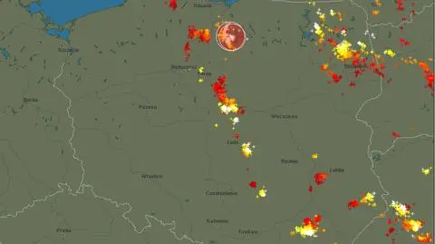 Wyładowania atmosferyczne oznaczono plusami