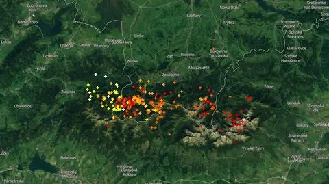 Wyładowania atmosferyczne oznaczono plusami