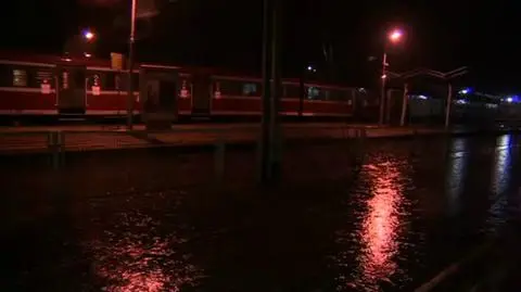 W nocy z czwartku na piątek wstrzymany został ruch niektórych pociągów