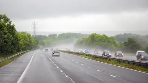 Ślisko. Miejscami burze utrudnią bezpieczną jazdę