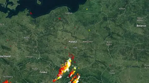 Wyładowania atmosferyczne oznaczono plusami