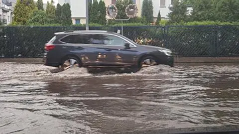 Deszcz i porywisty wiatr. Około 200 interwencji strażaków w poniedziałek