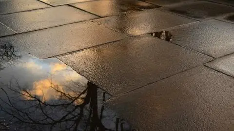 Chodniki w wielu miejscach zrobią się mokre