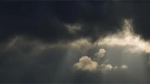 W jednej chwili zrobiło się ciemno. Chmury burzowe nad Warszawą i nie tylko